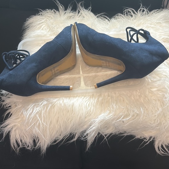 Navy blue three and heels never worn - Picture 4 of 5